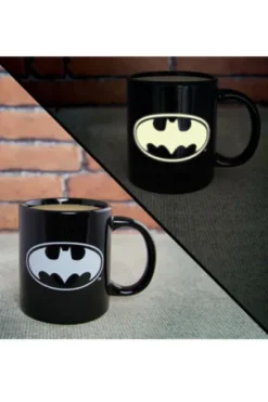 BATMAN: LOGO GLOW IN THE DARK MUG (TAZA QUE BRILLA EN LA OSCURIDAD) [CAJA]