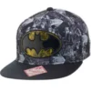 GORRA DE BEISBOL DC: BATMAN LOGO AMARILLO Y NEGRO (COLOR ESTAMPADO DE VIÑETAS EN GRIS)